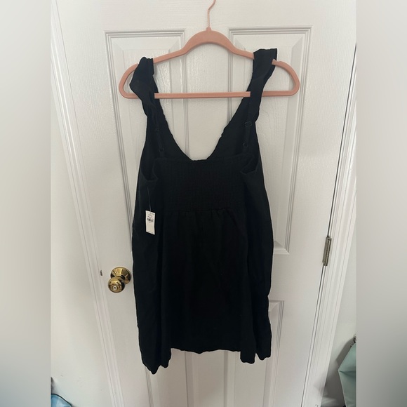 Old Navy Black V-Neck Ruffle Dress - Picture 2 of 3